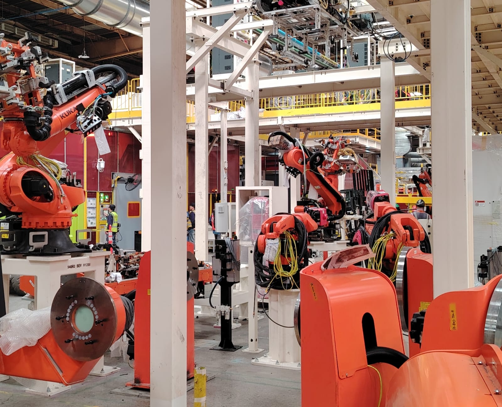 Robots KUKA en planta automotriz