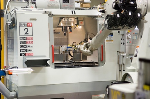 Robot industrial y centro CNC en operación